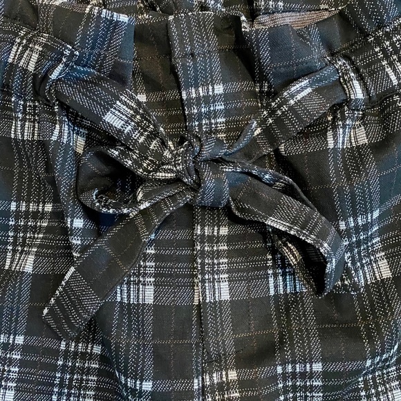 ROMEO & JULIET COUTURE Tie Waist Cropped Pants - Picture 4 of 6